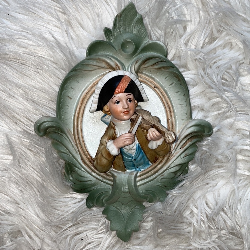 Vintage boy and girl 3D ceramic wall girl plaque - Picture 2 of 10